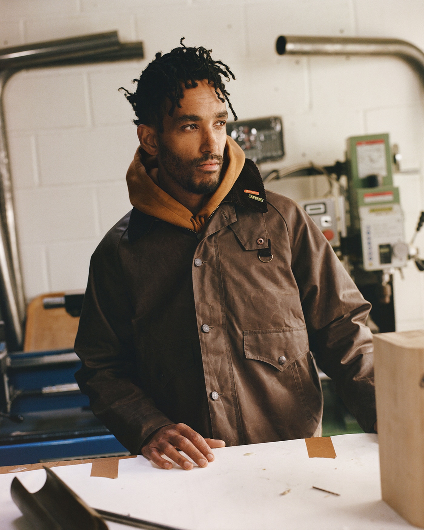 Levi’s® Spey Wax JacketとLevi’s® Graphic Hoodieの着用例