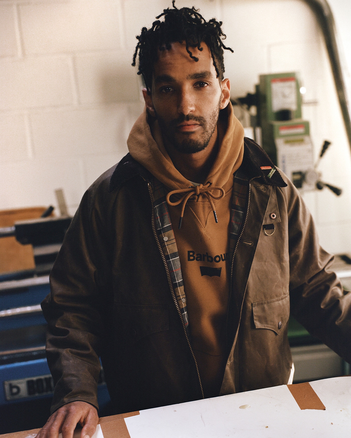 Levi’s® Spey Wax JacketとLevi’s® Graphic Hoodieの着用例