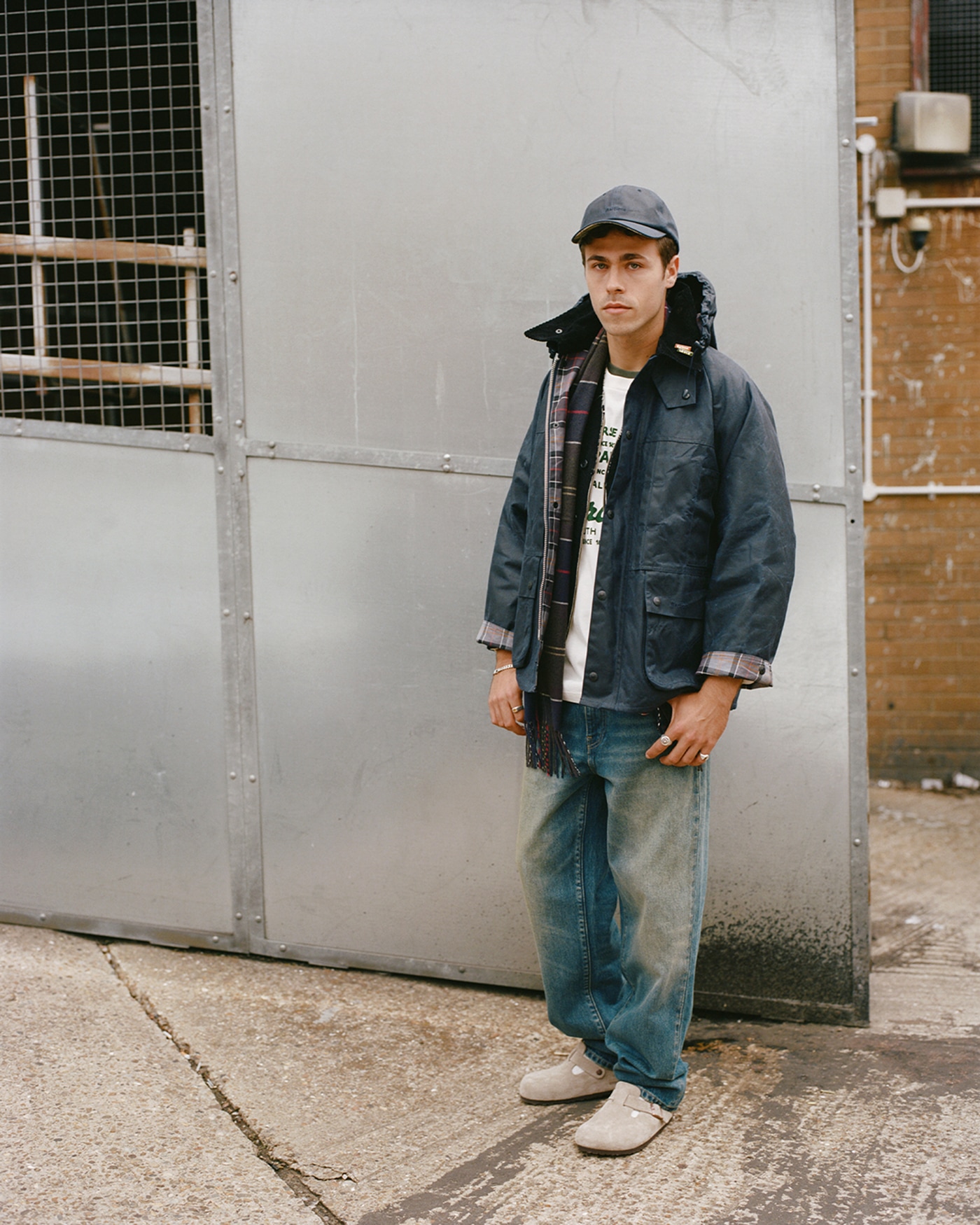 Levi’s® Os Bedale Wax Jacket, Levi’s® 568 Loose Jean, Levi’s® Graphic T-shirt, Levi’s® Capの着用例