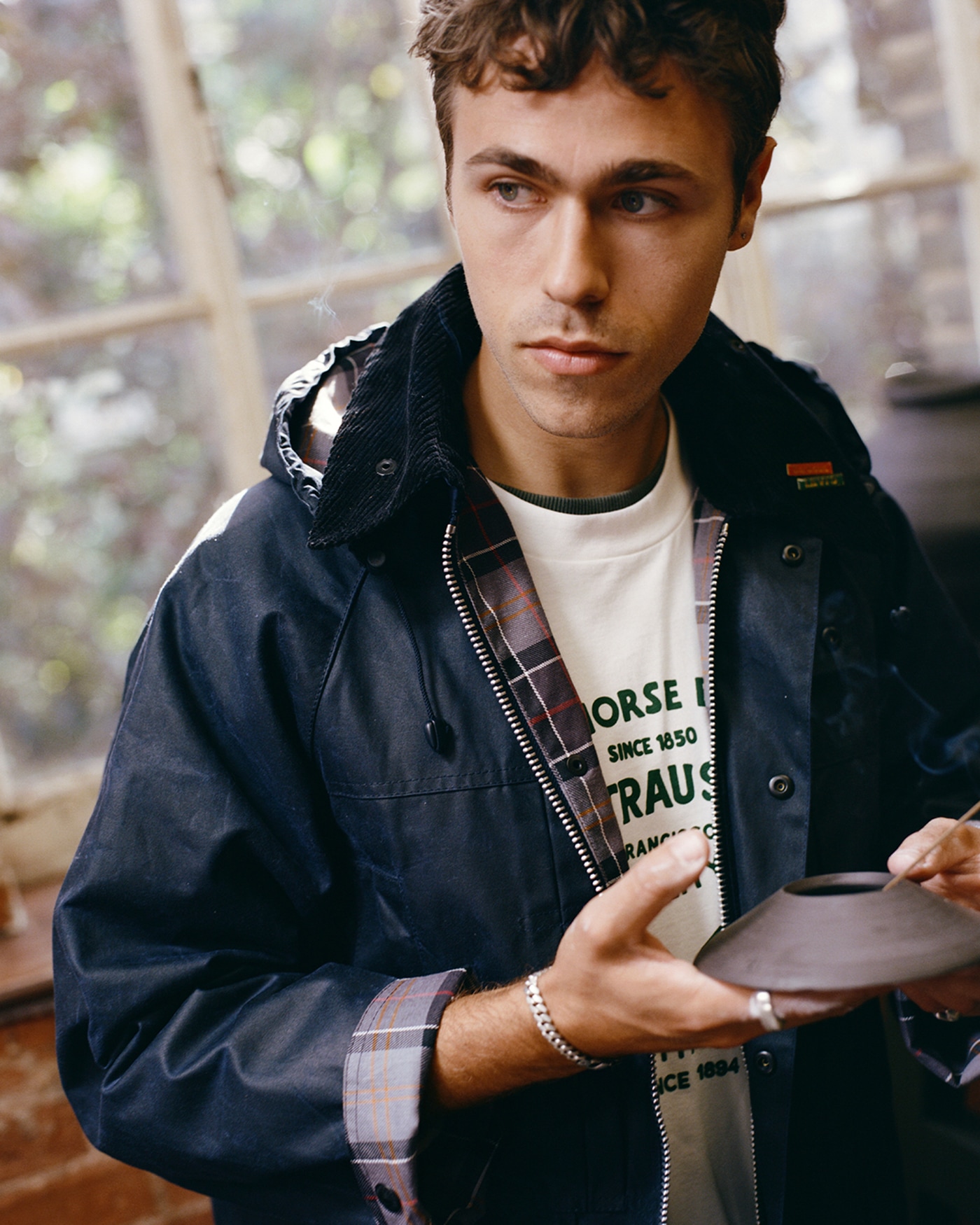 Levi’s® Os Bedale Wax Jacket, Levi’s® 568 Loose Jean, Levi’s® Graphic T-shirt, Levi’s® Capの着用例