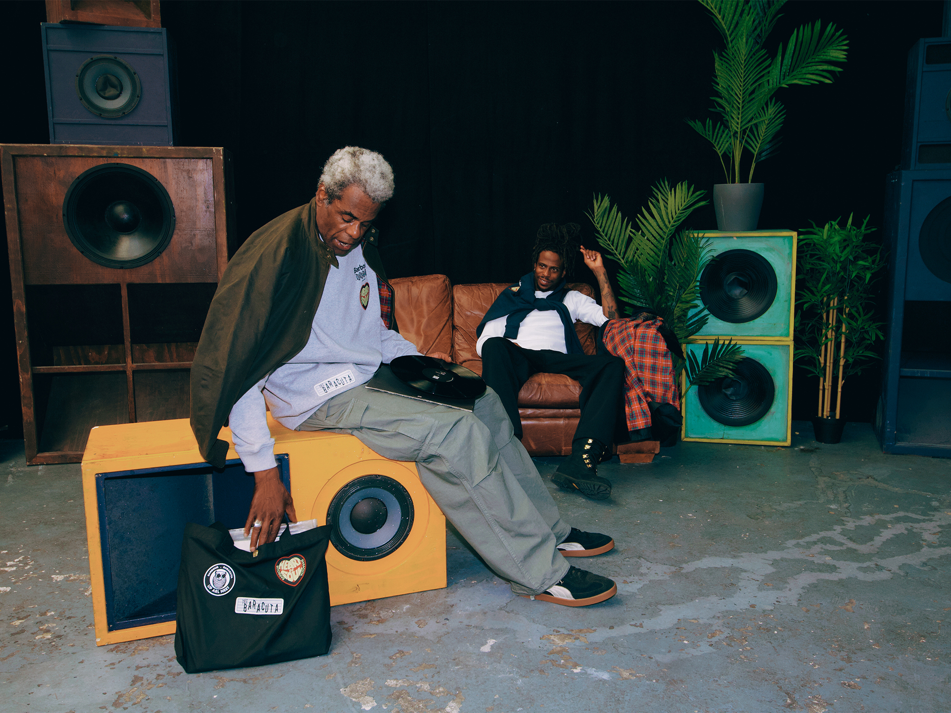 Baracuta Porton Wax Jacket & Baracuta Northern Crewneck & Baracuta Wax Tote Bagを着用した男性とBaracuta Northern Crewneckを着用した男性