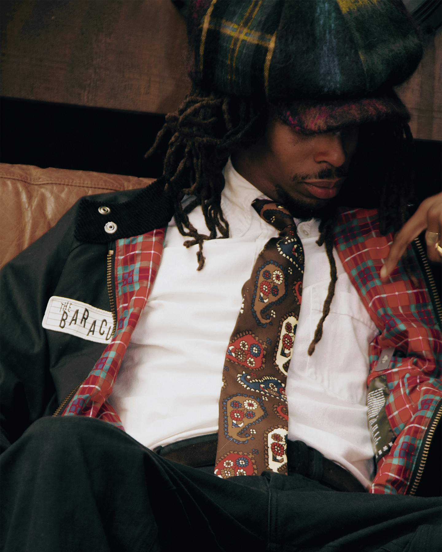 Baracuta Porton Houndtooth & Baracuta All Nighter T-shirtを着用した男性