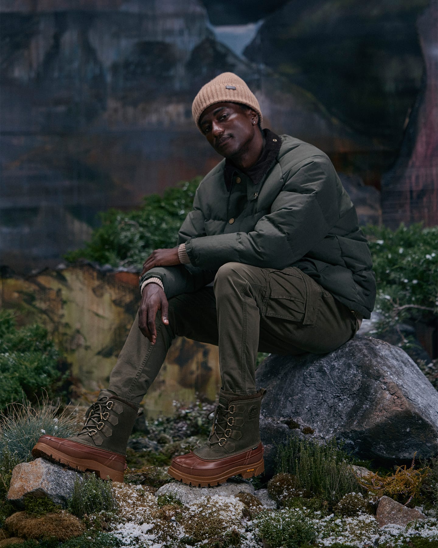 Sorel Os Transport Down Puffer & Sorel Caribou Horizon™ GORE-TEXを着用した男性