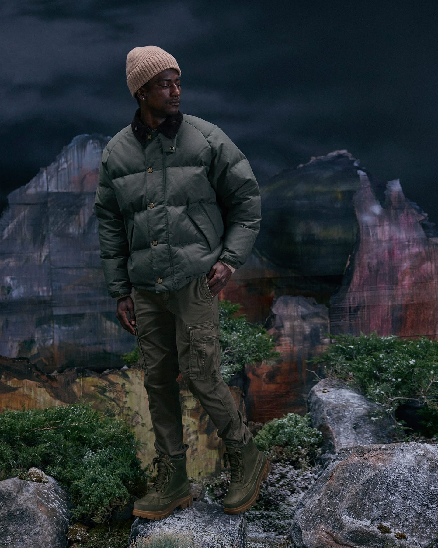 Sorel Os Transport Down Puffer & Sorel Daystorm Horizon™ GORE-TEXを着用した男性