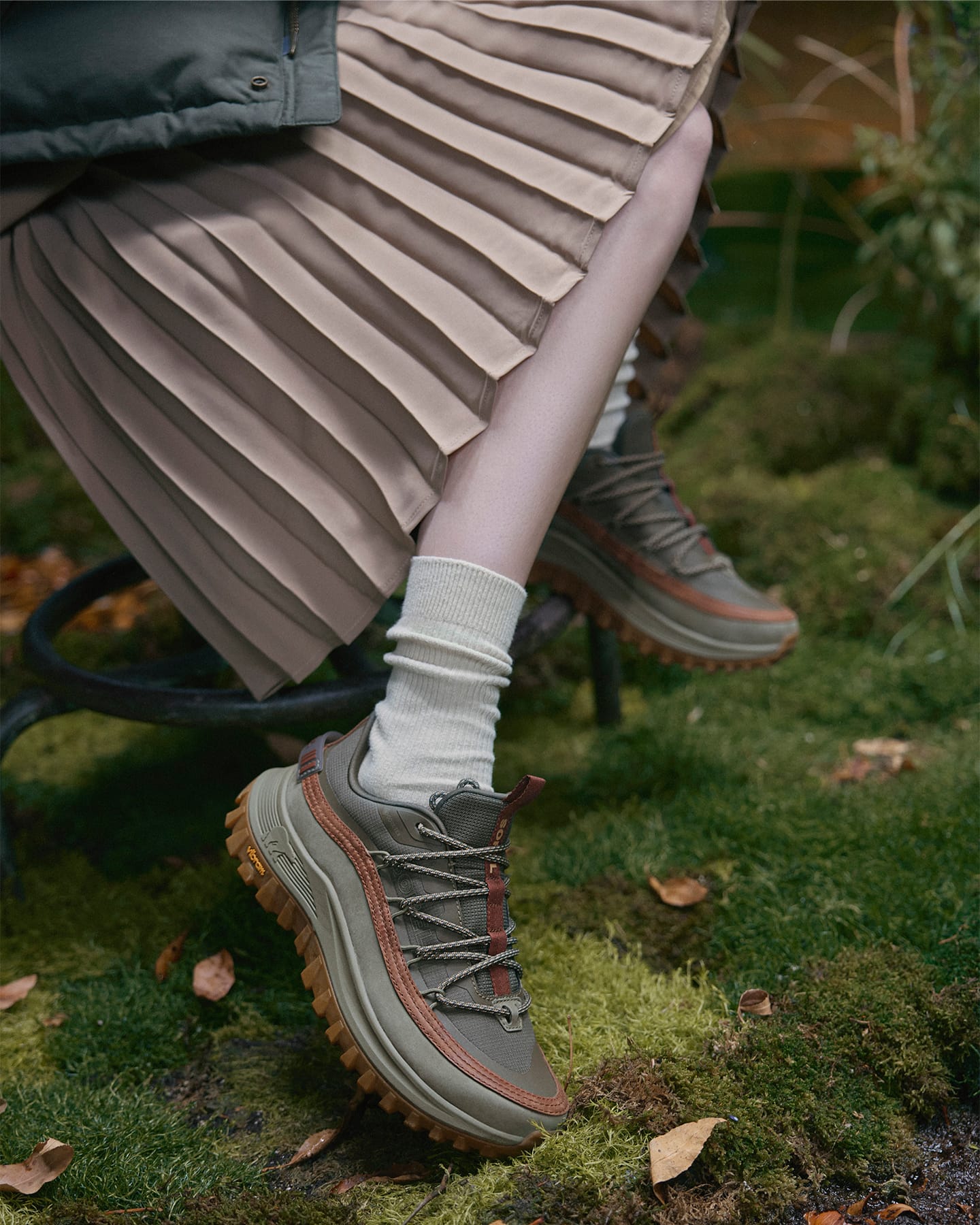 Sorel Os Transport Down Puffer & Sorel Callsign Horizon™ Low GORE-TEXを着用した男性