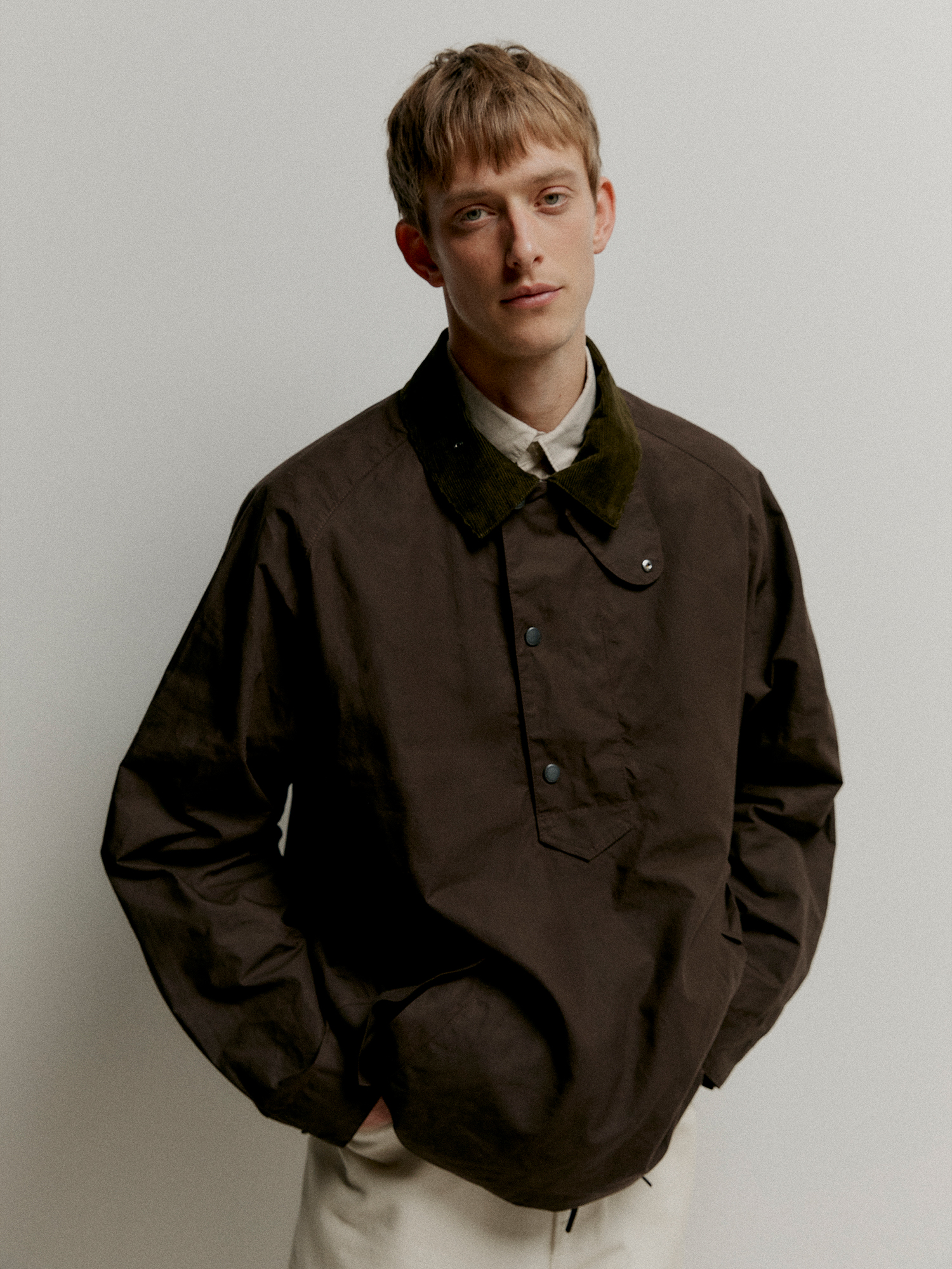 Barbour x Kaptain Sunshine - Endurance Casual Jacketを着用した男性