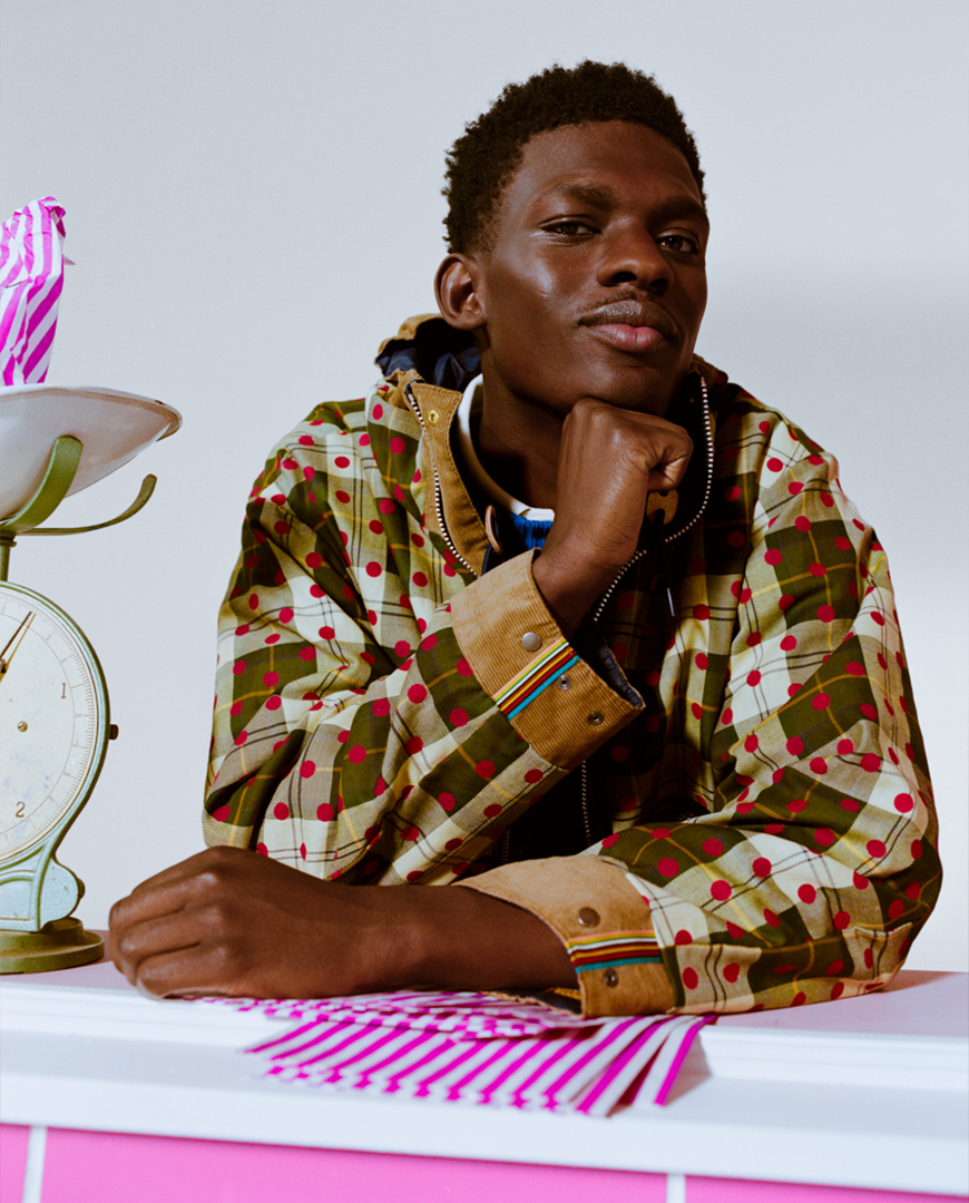 Durham Wax Jacket&Southwold Knit&Lure Poloを着用した男性