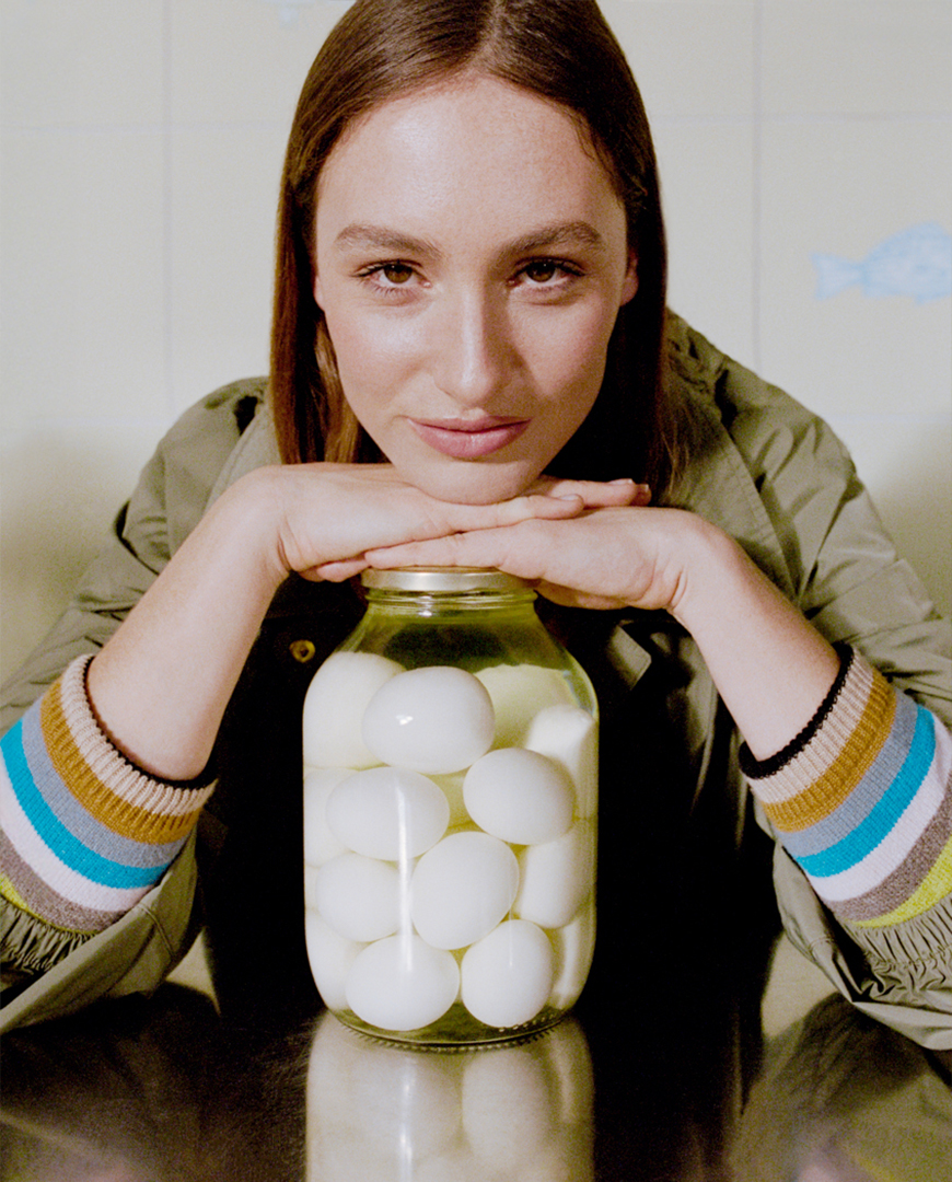 Bromhill Showerproof jacket&Southwold Knitを着用した男性