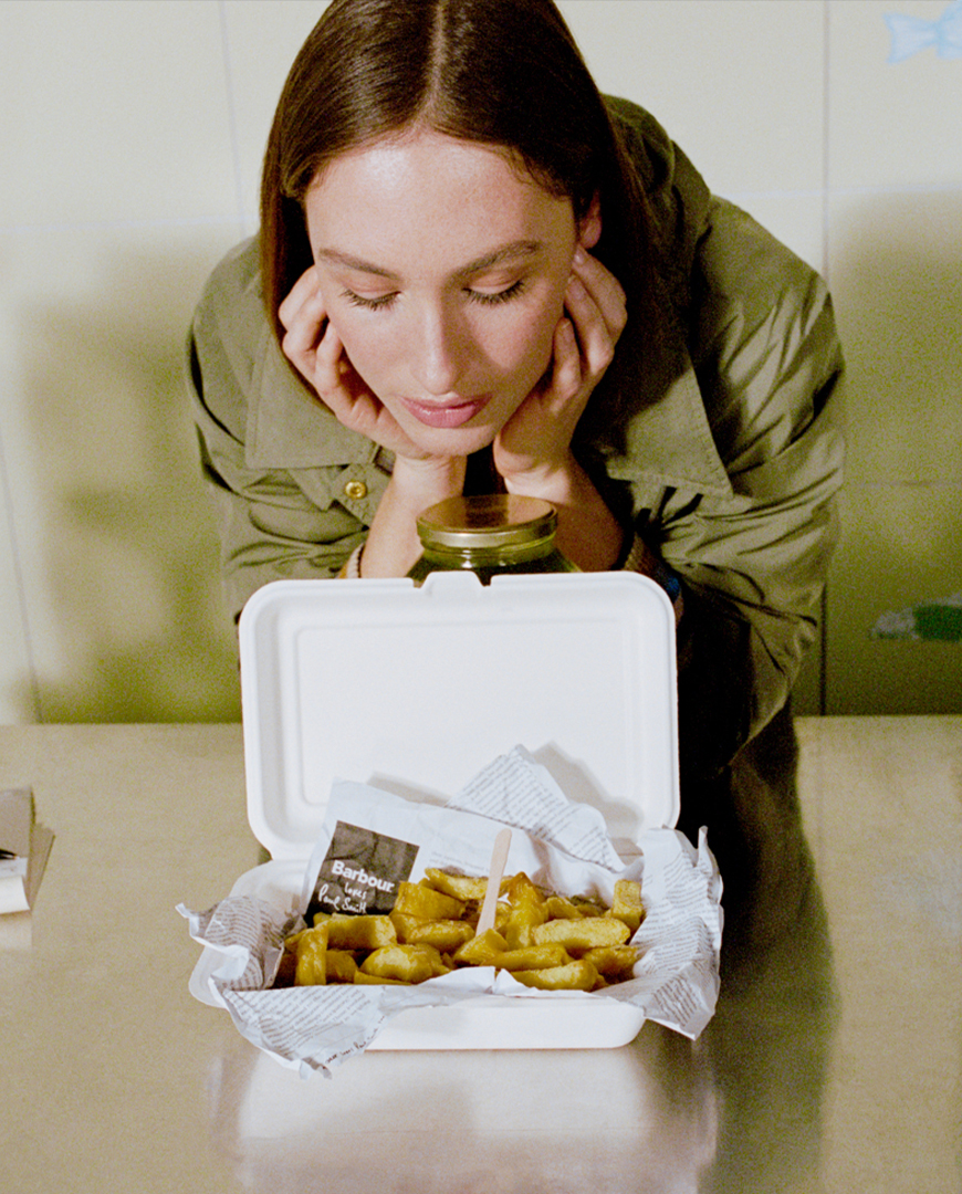 Bromhill Showerproof jacket&Southwold Knitを着用した男性