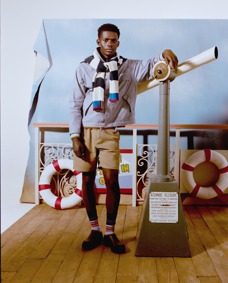 Bromhill Showerproof jacket&Southwold Knitを着用した男性