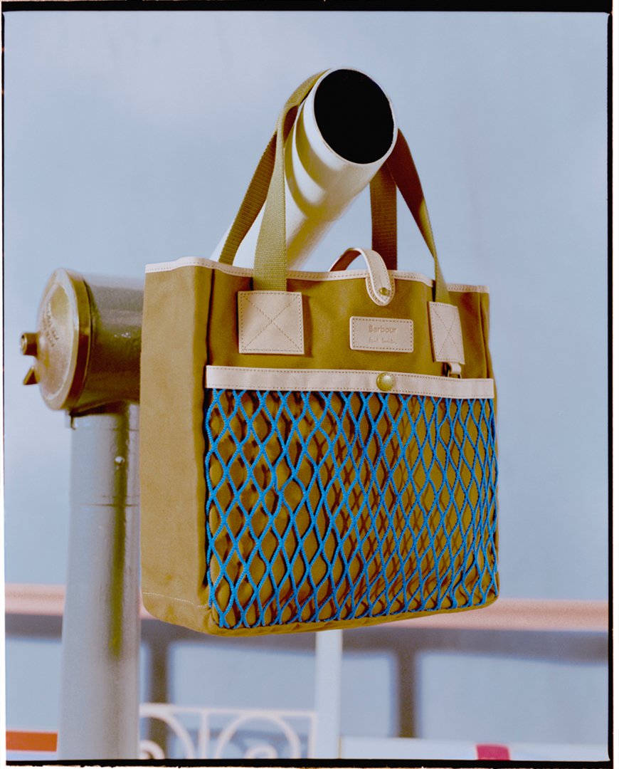 Tote Bagを着用した男性