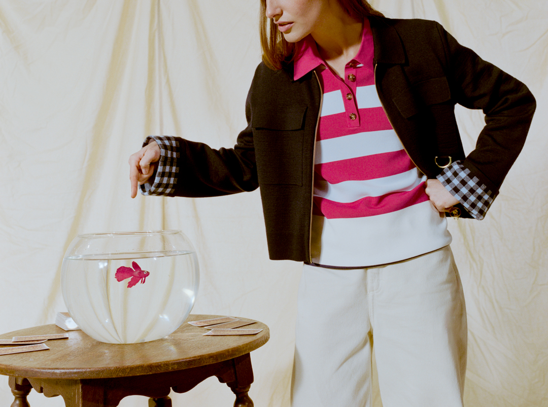 Whitby Knitted Zip Cardigan&Felton Knitted Poloを着用した女性