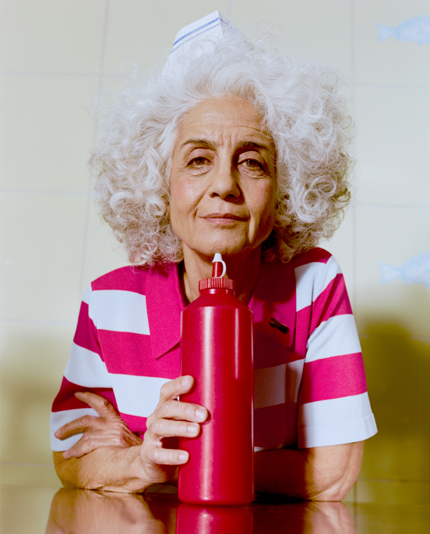 Whitby Knitted Zip Cardigan&Felton Knitted Poloを着用した女性