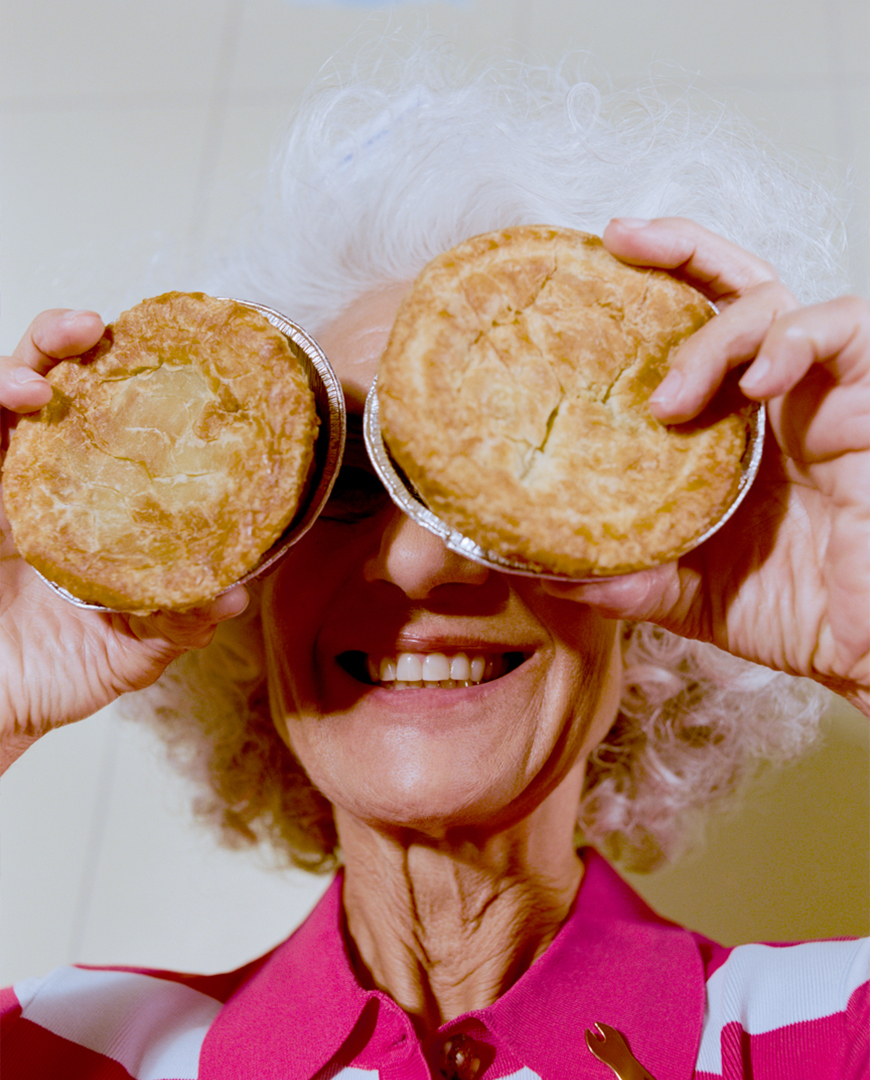 Whitby Knitted Zip Cardigan&Felton Knitted Poloを着用した女性