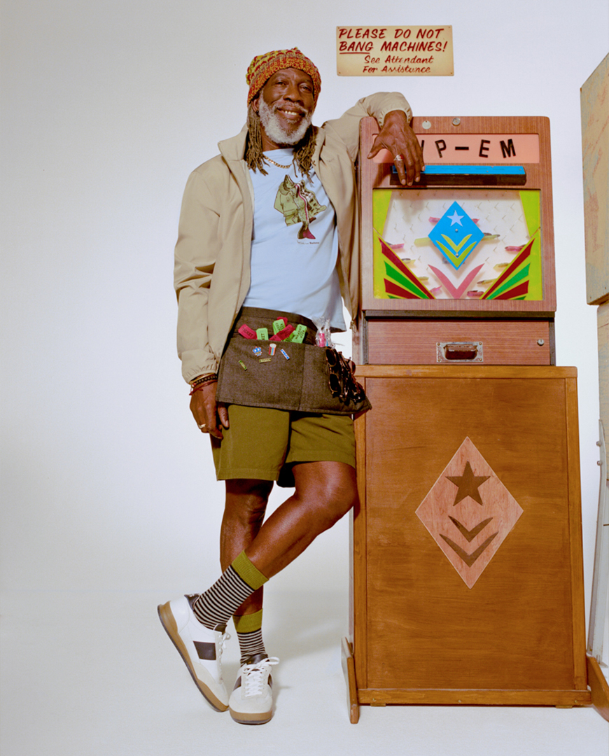 Fishing Jacket T-Shirt&Variousを着用した男性