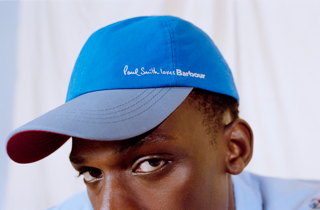 Paul Smith Loves Barbour Capを着用した男性の画像