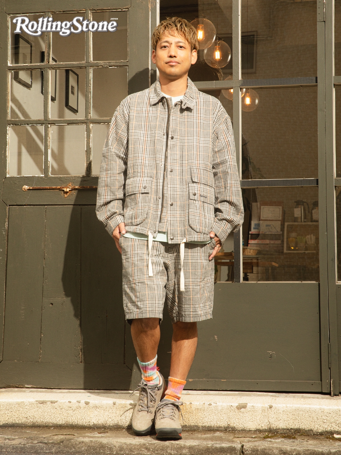 チェックのジャケットとハーフパンツを着用したHIROKIの写真