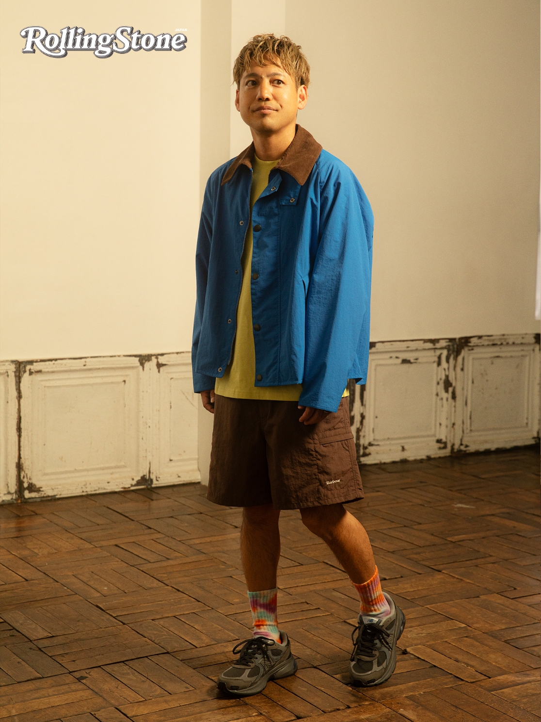 水色のジャケットと茶色のハーフパンツを着用したHIROKIの写真