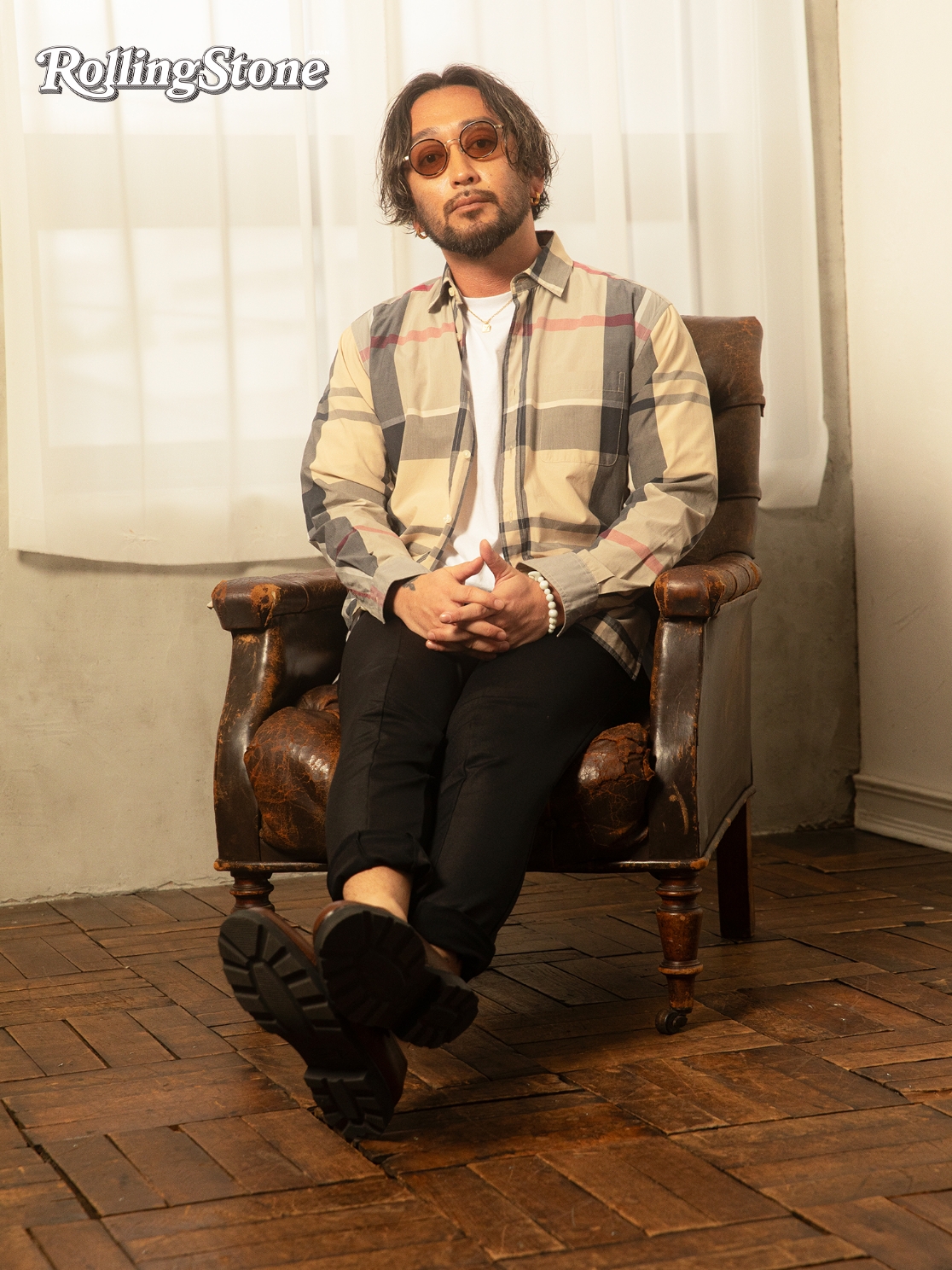 タータンチェックのジャケットを着用したRYOの写真