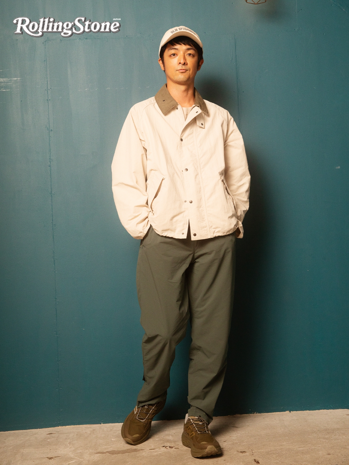 キャップと白のジャケットとカーキのパンツを着用したYAMATOの写真