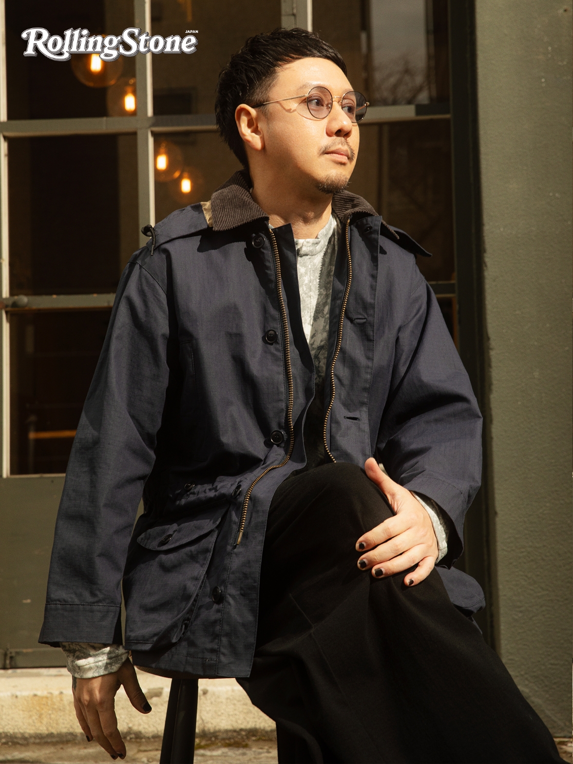紺のジャケットを着用したYOHの写真
