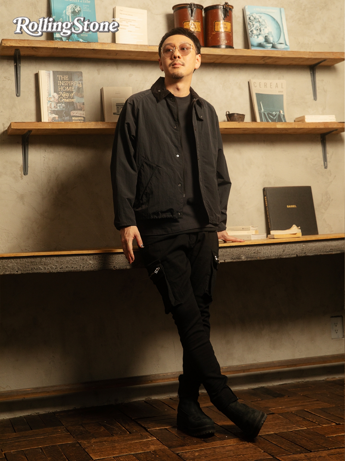 黒のナイロンジャケットと黒のパンツを着用したYOHの写真