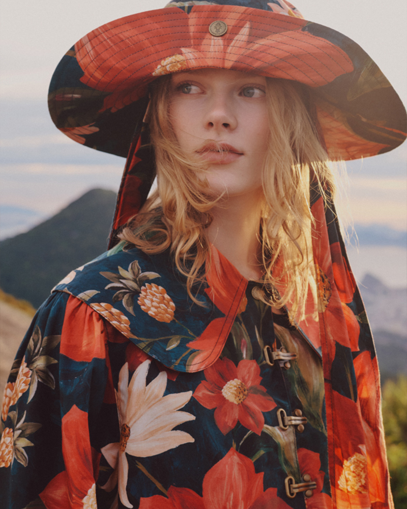 花柄の服と帽子を着用した女性の写真を上下にレイアウトしたコラージュ画像。