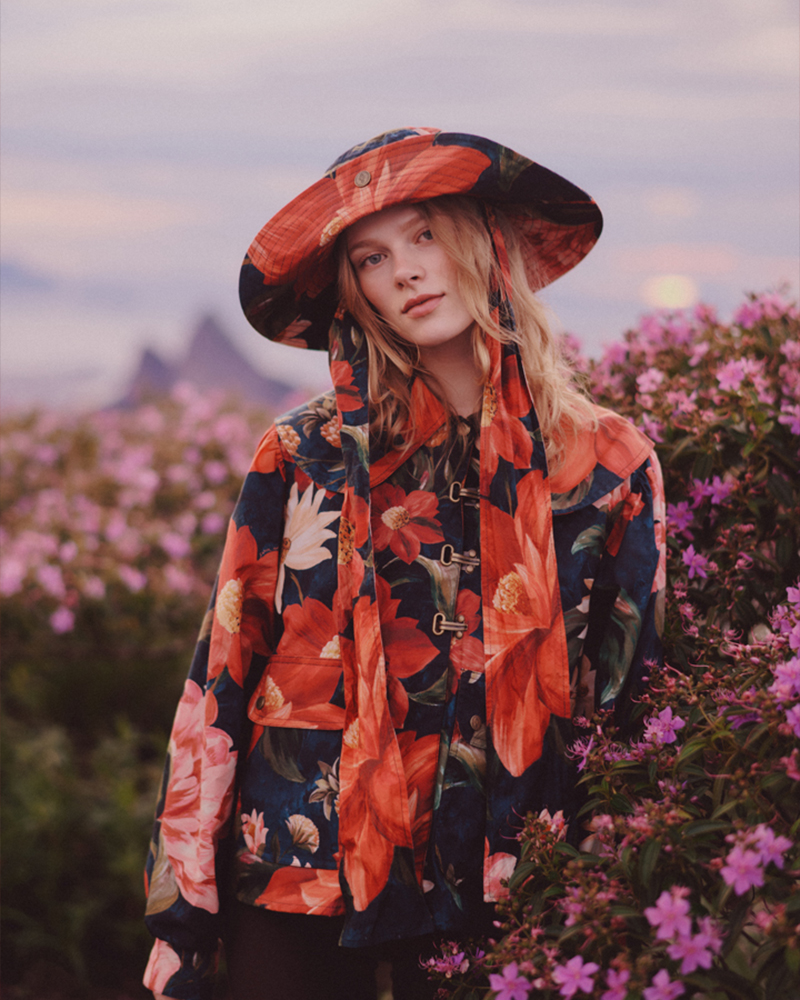 花柄の服と帽子を着用した女性の写真を上下にレイアウトしたコラージュ画像。