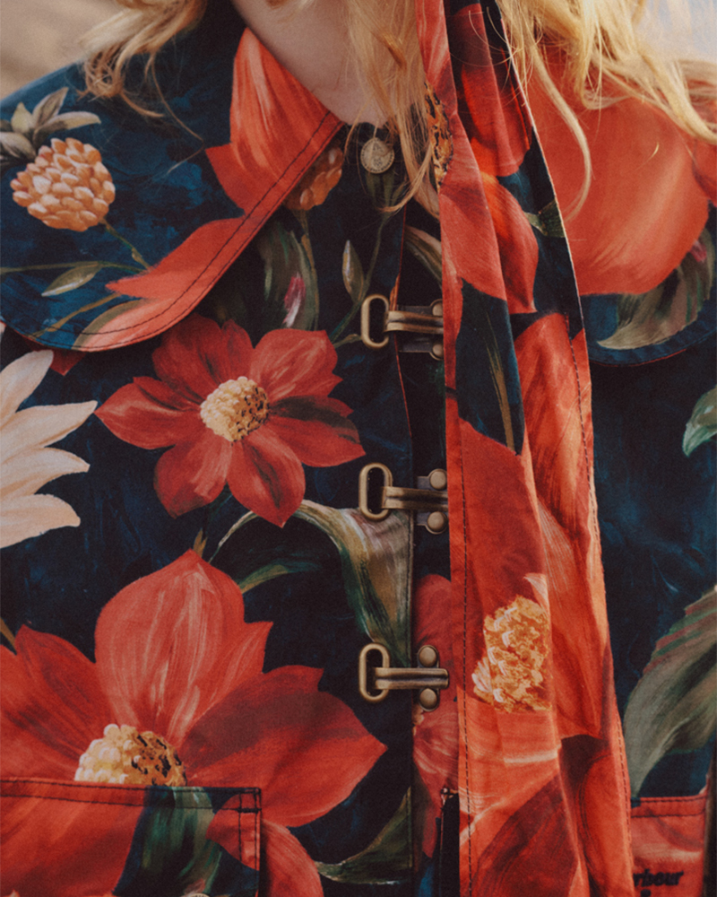 花柄の服と帽子を着用した女性の写真を上下にレイアウトしたコラージュ画像。