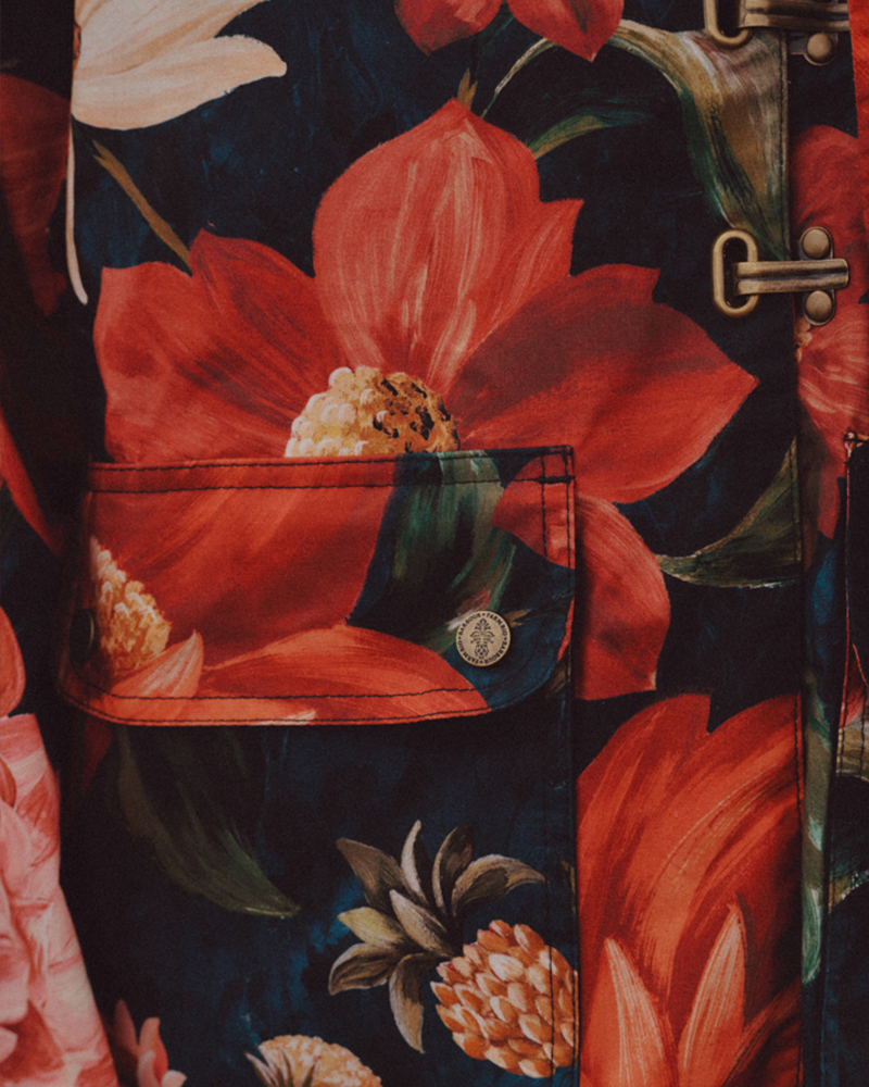 花柄の服と帽子を着用した女性の写真を上下にレイアウトしたコラージュ画像。