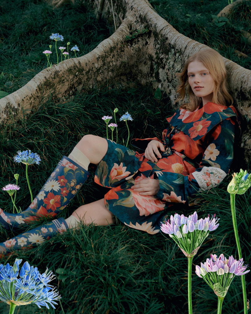 花柄のコートとブーツを着用した女性の写真を上下にレイアウトしたコラージュ画像。