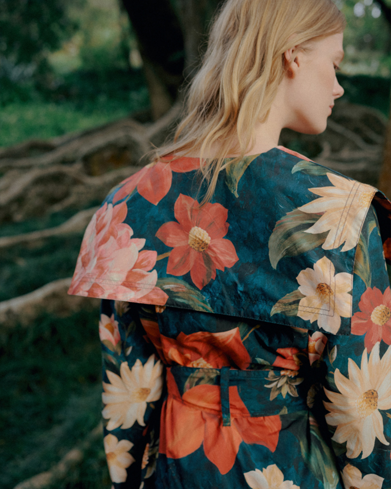 花柄のコートとブーツを着用した女性の写真を上下にレイアウトしたコラージュ画像。