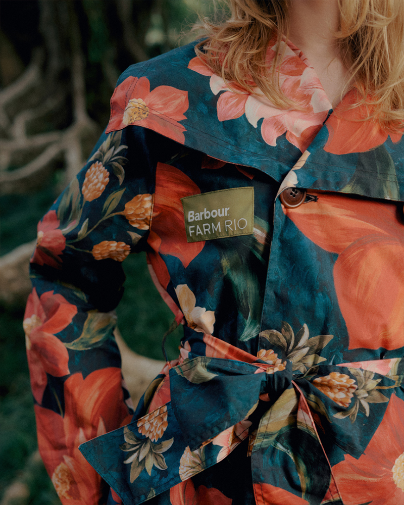 花柄のコートとブーツを着用した女性の写真を上下にレイアウトしたコラージュ画像。