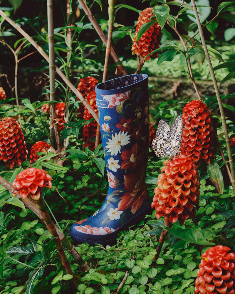 花柄のレインブーツ、着用画像、ロゴのクローズアップを上下にレイアウトしたコラージュ画像。