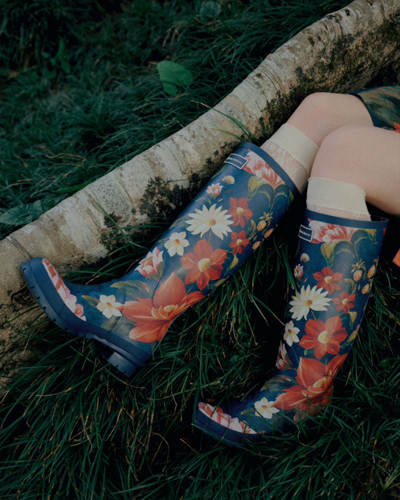 花柄のレインブーツ、着用画像、ロゴのクローズアップを上下にレイアウトしたコラージュ画像。