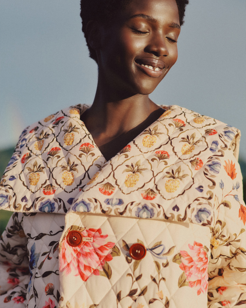 花柄のキルティングジャケットを着用した女性たちの写真を上下にレイアウトしたコラージュ画像。