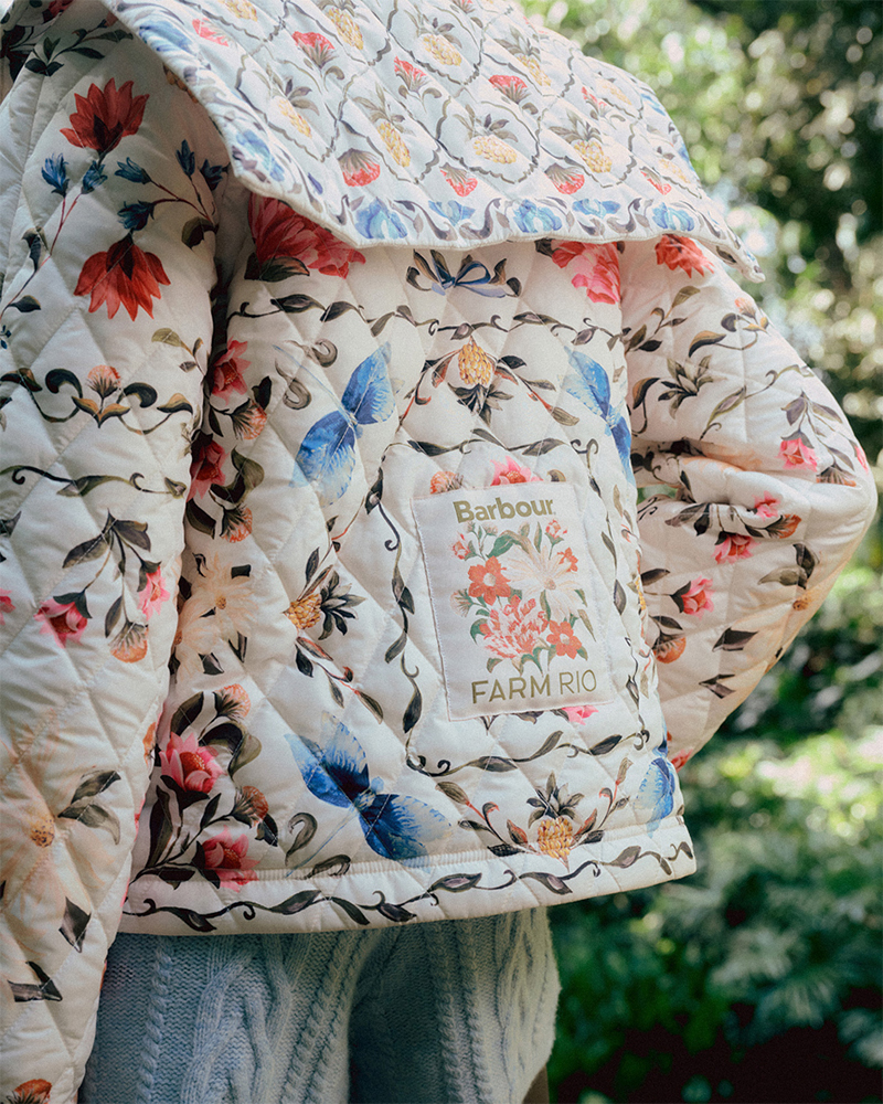 花柄のキルティングジャケットを着用した女性たちの写真を上下にレイアウトしたコラージュ画像。