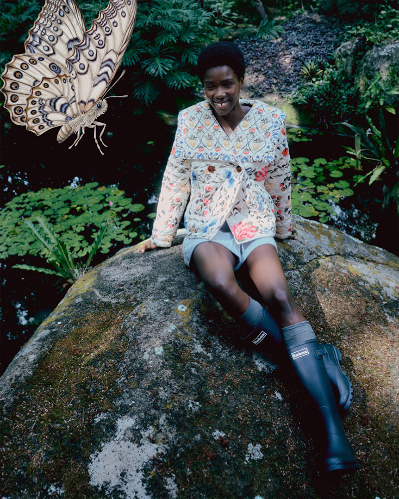 花柄のキルティングジャケットを着用した女性たちの写真を上下にレイアウトしたコラージュ画像。