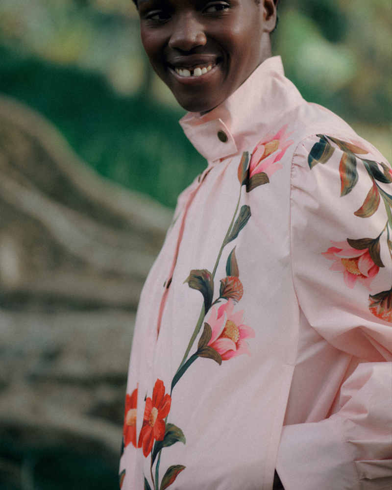 花柄のジャケットを着用した女性や、ブランドロゴのクローズアップを上下にレイアウトしたコラージュ画像。