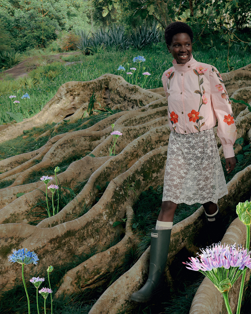 花柄のジャケットを着用した女性や、ブランドロゴのクローズアップを上下にレイアウトしたコラージュ画像。