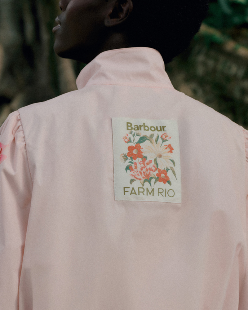 花柄のジャケットを着用した女性や、ブランドロゴのクローズアップを上下にレイアウトしたコラージュ画像。