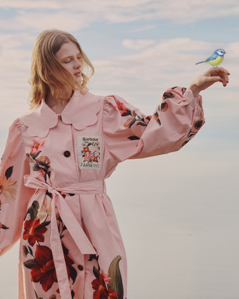 花柄のコートを着用した女性の全身、バックスタイル、ブランドロゴを上下にレイアウトしたコラージュ画像。