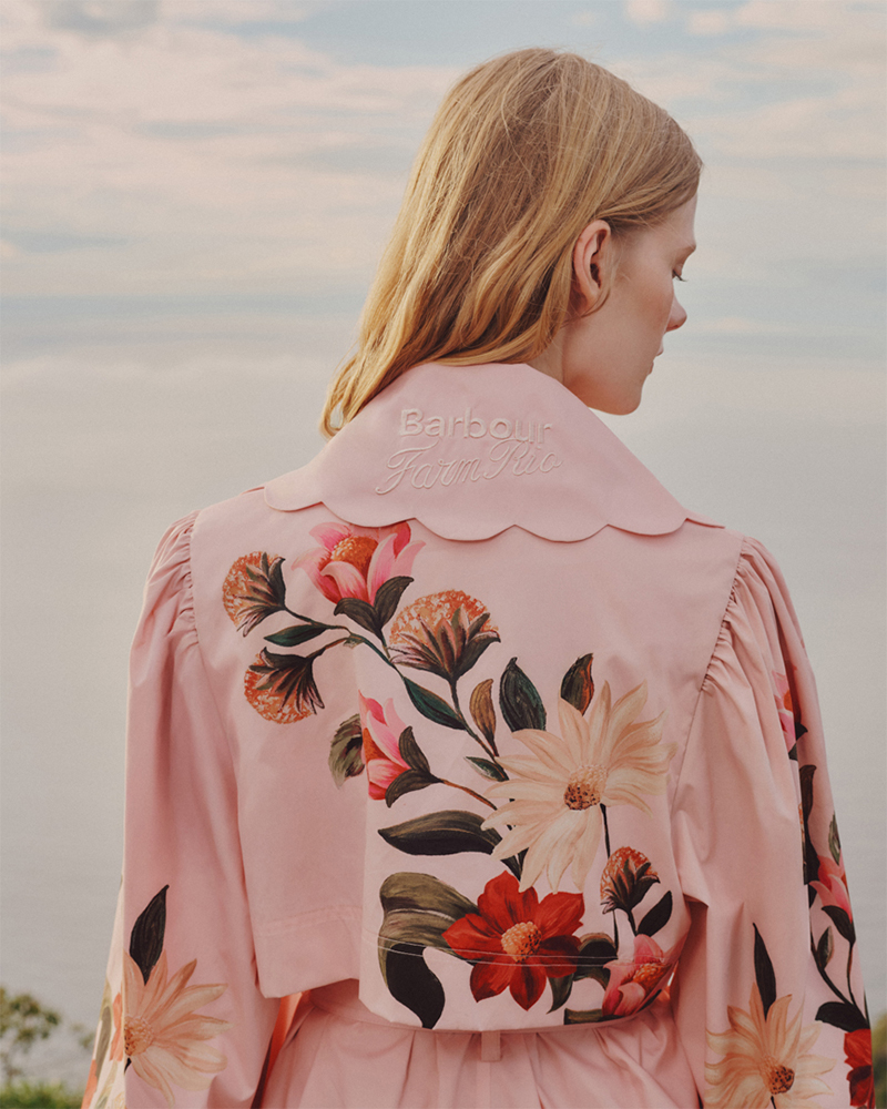 花柄のコートを着用した女性の全身、バックスタイル、ブランドロゴを上下にレイアウトしたコラージュ画像。