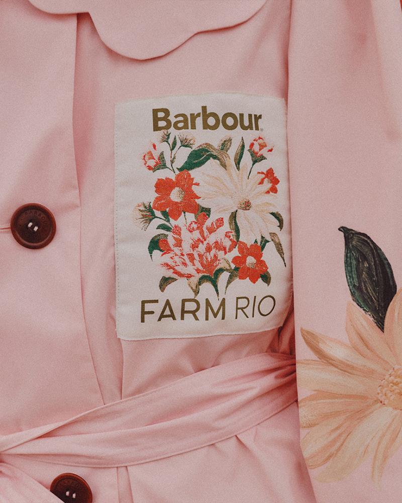 花柄のコートを着用した女性の全身、バックスタイル、ブランドロゴを上下にレイアウトしたコラージュ画像。