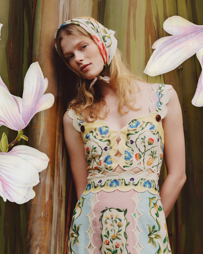 花柄のワンピースとスカーフを着用した女性の写真を上下にレイアウトしたコラージュ画像。