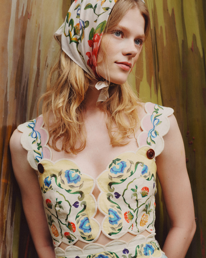 花柄のワンピースとスカーフを着用した女性の写真を上下にレイアウトしたコラージュ画像。