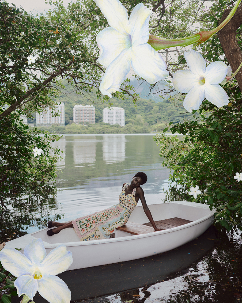 花柄のワンピースとスカーフを着用した女性の写真を上下にレイアウトしたコラージュ画像。