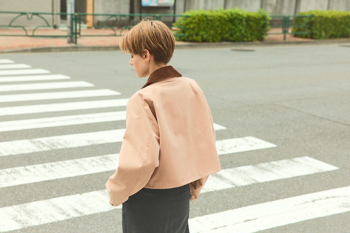 Peach Skin Short Jacketを着用したコーディネートイメージ