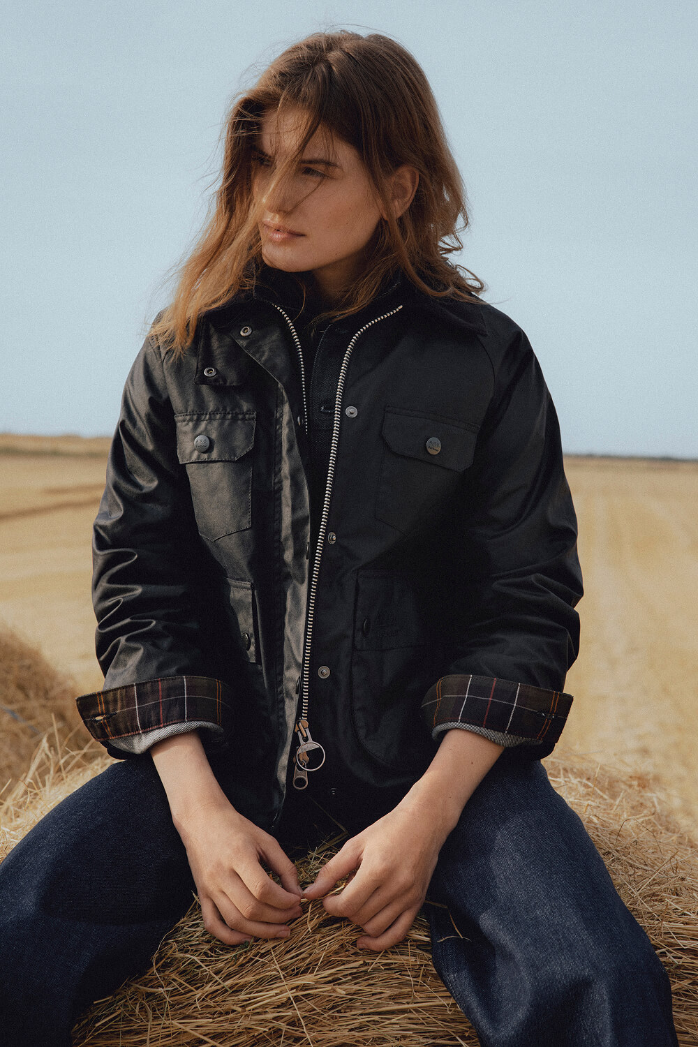 Spey Wax Jacket、Dion Denim Jacket、Elisabeth Denim Jeans を着用したルック