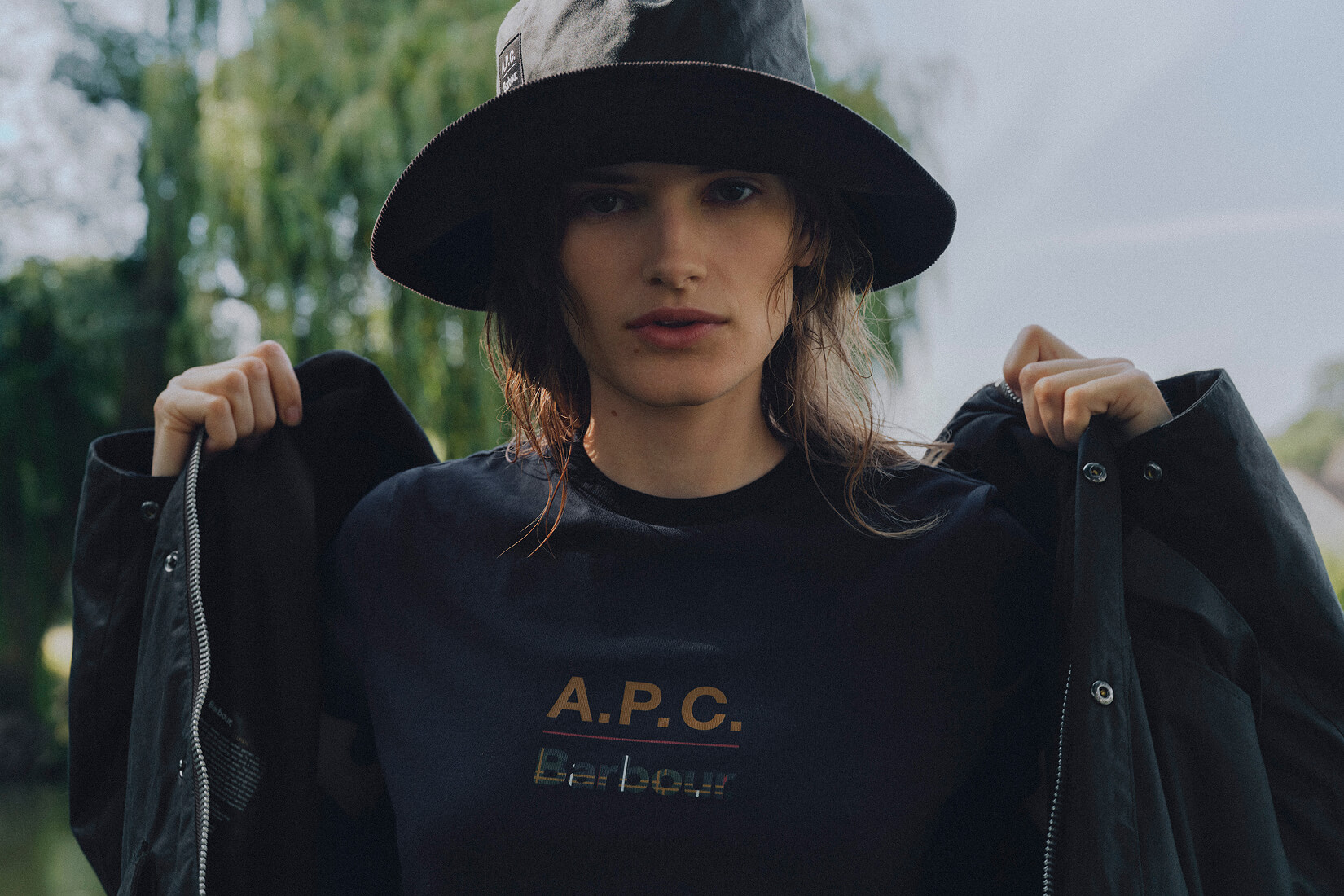 Sugarlump Bedale Long Wax Jacket、Wax Bucket Hat、T-shirt を着用したルック